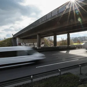 Gegenstand von Brücke auf A1 bei Ahrensburg geworfen