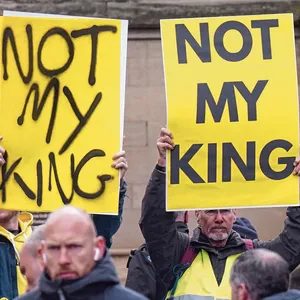 Monarchie-Gegner:innen mit Plakaten mit der Aufschrift „Not My King“ (Dt. Nicht mein König) warten auf Charles III.