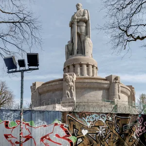Das Bismarck-Denkmal gehört zu den umstrittensten Hamburger Orten der Kolonialgeschichte.