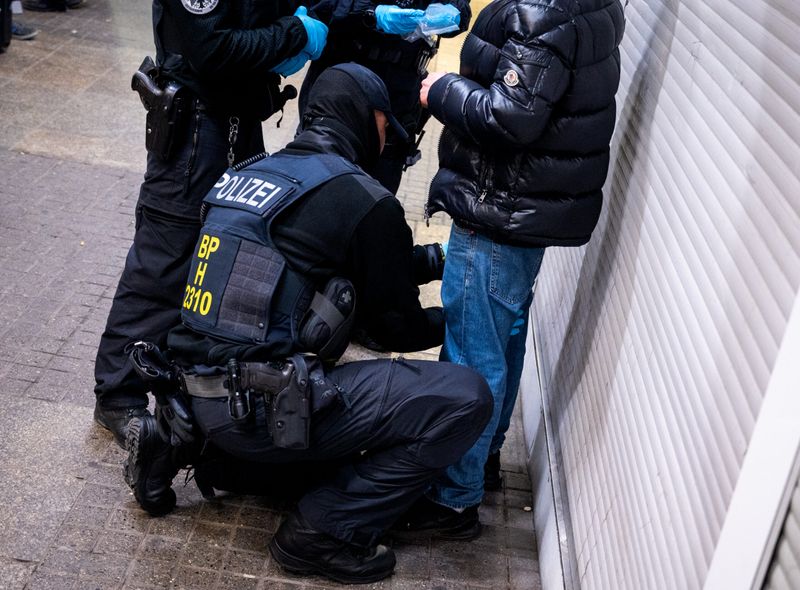 Einsatzkräfte der Bundespolizei durchsuchen einen Mann (Archivbild).