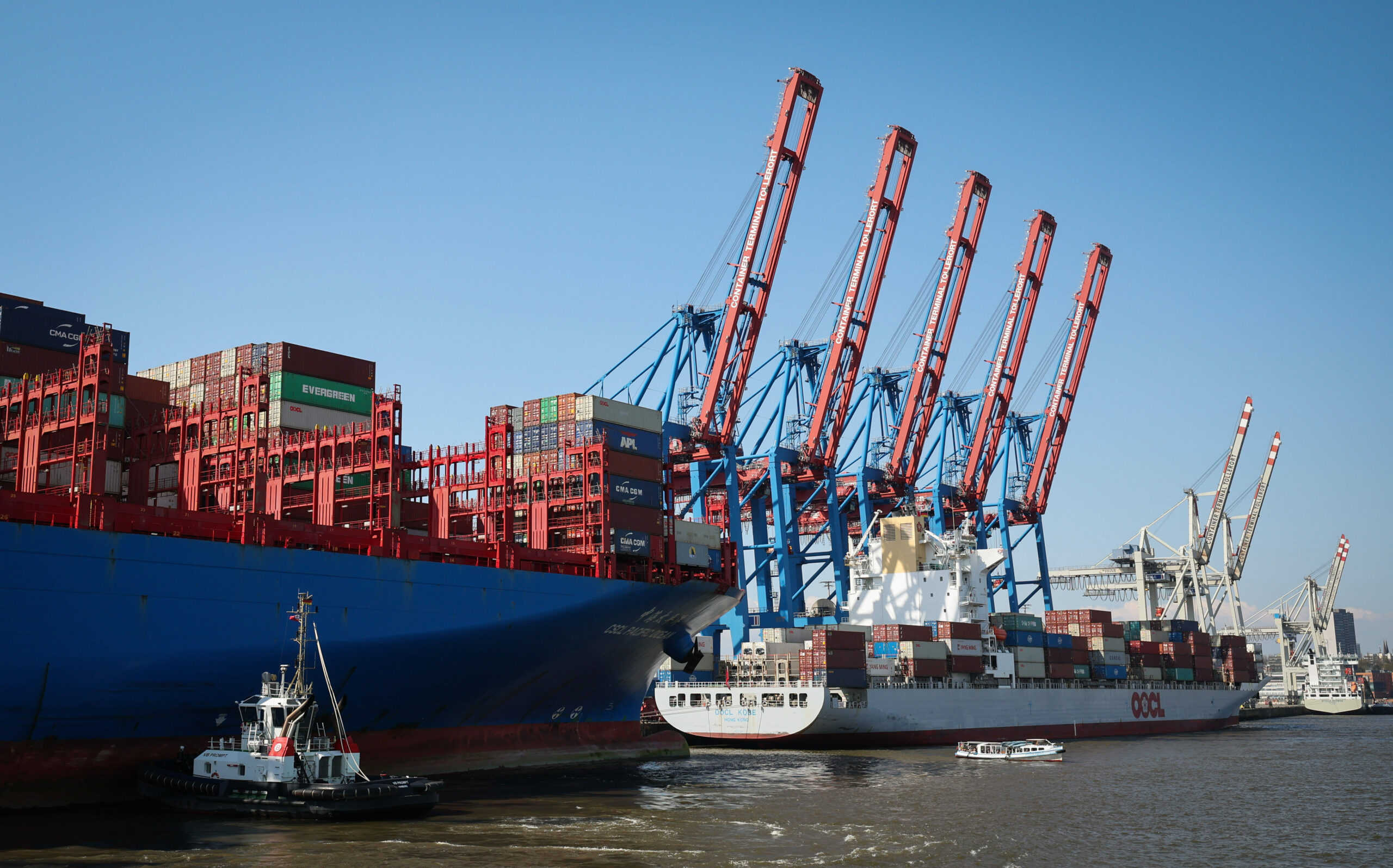 Containerschiffe liegen am Terminal Tollerort der HHLA im Hamburger Hafen. (Archivbild)