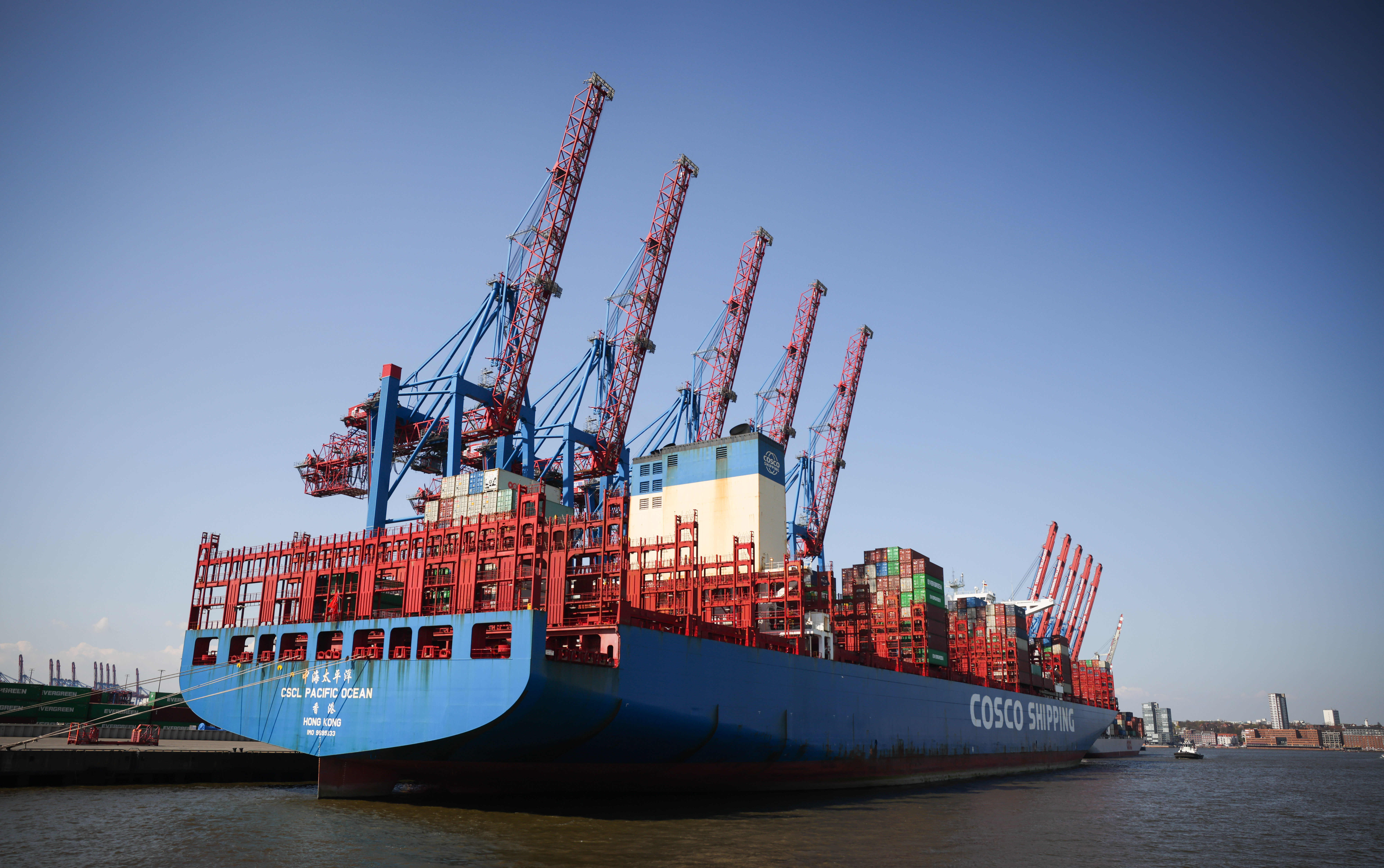 Berlin hat grünes Licht gegeben und die Cosco-Reederei darf sich nun am Hamburger Hafen beteiligen.