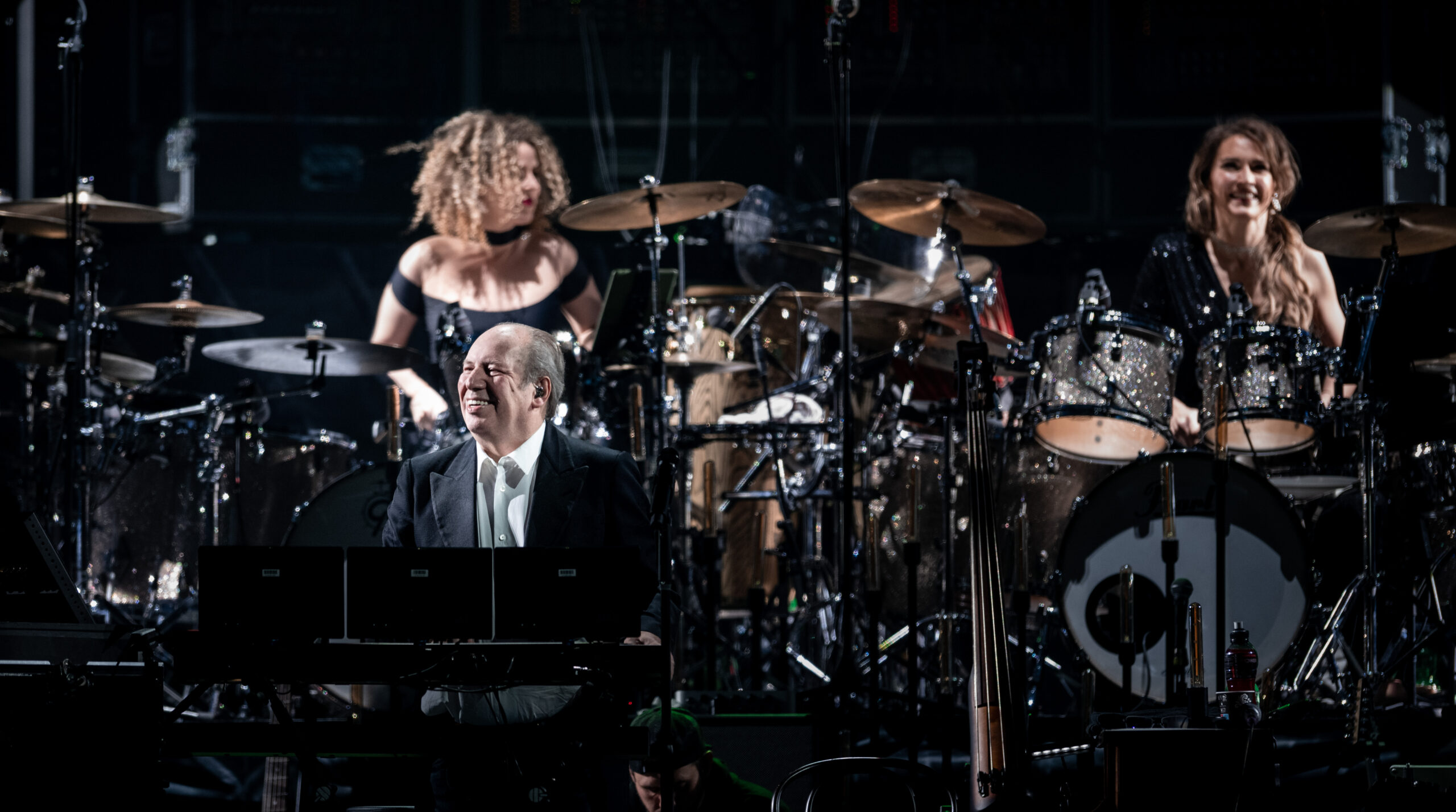 Hans Zimmer (l) steht am Keyboard auf der Bühne beim Auftakt der „Hans Zimmer Live – Europe Tour 2023“ in der Rudolf Weber-Arena in Oberhausen.