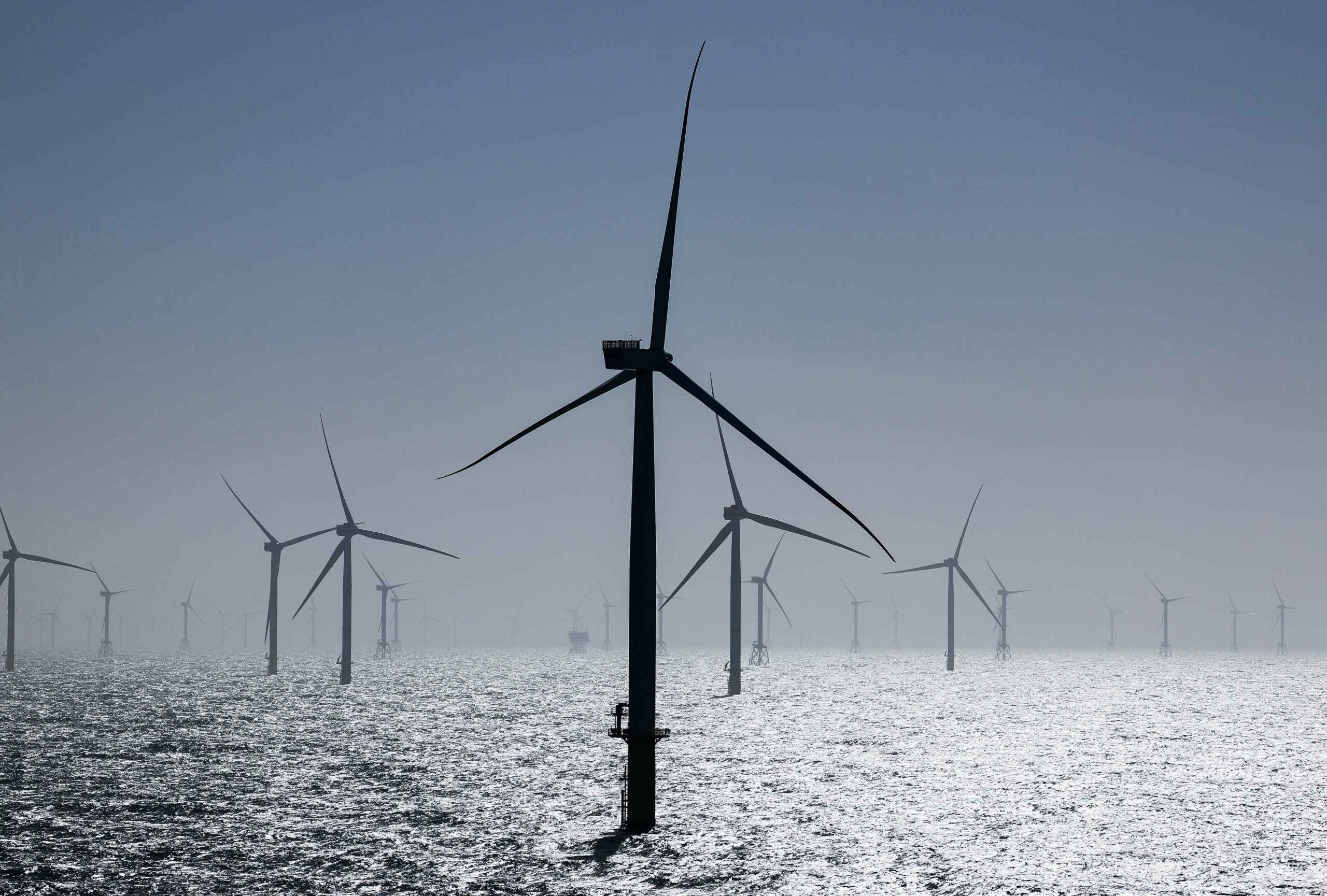 Zahlreiche Windräder, davon einige des neuen RWE-Offshore-Windparks Kaskasi, sind bei der Inbetriebnahme des neuen Windparks rund 35 Kilometer nördlich der Insel Helgoland zu sehen. (Symbolbild)