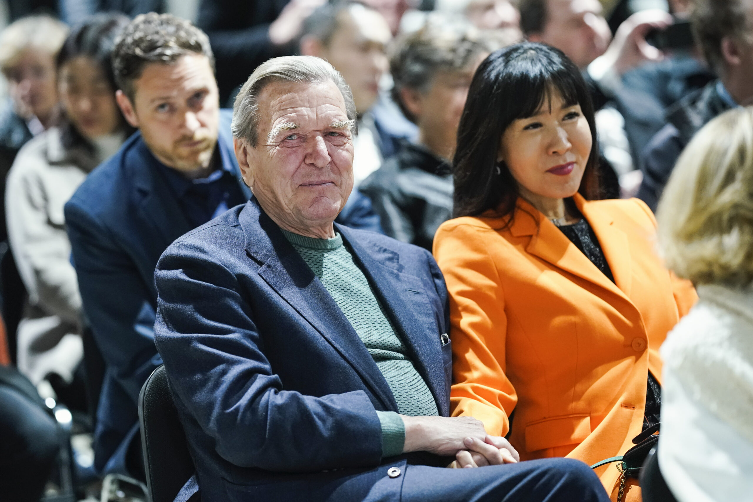 Der ehemalige Bundeskanzler Gerhard Schröder und seine Frau So-yeon Schröder-Kim sitzen vor der Enthüllung der Lüpertz-Kunstwerke zum Thema "Genesis“ im Publikum.
