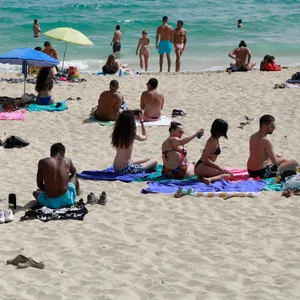 Menschen genießen einen Tag am Strand an einem sehr warmen Frühlingstag