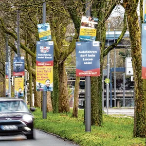 Wahlplakate der Bürger in Wut und anderer Parteien hängen in Bremen am Straßenrand.