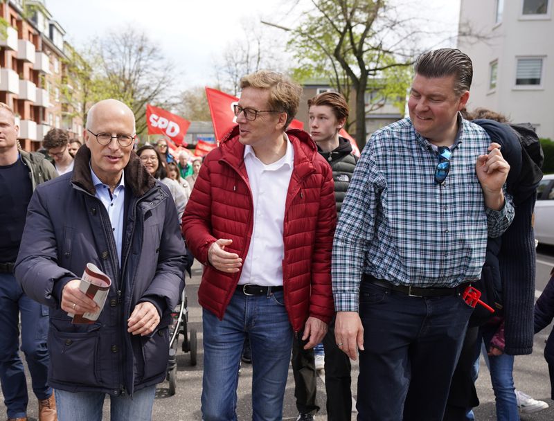 Auch Hamburgs Bürgermeister Tschentscher (l.), SPD-Fraktionschef Kienscherf (M.) und Finanzsenator Dressel (r.) nahmen an einer DGB-Kundgebung teil. 