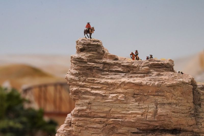 Eine Gruppe Gauchos steht auf einem Felsvorsprung.