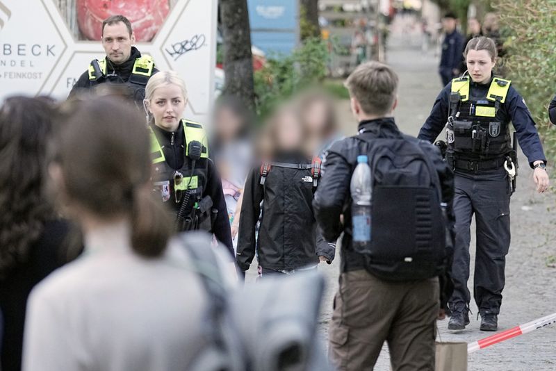 Polizisten bringen Kinder weg, die die Schule in Neukölln besuchen.