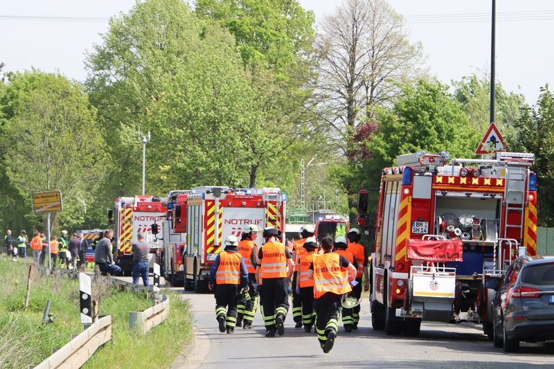 Ein Großaufgebot von Rettungskräften ist nach einem schweren Zugunfall in Hürth im Einsatz.