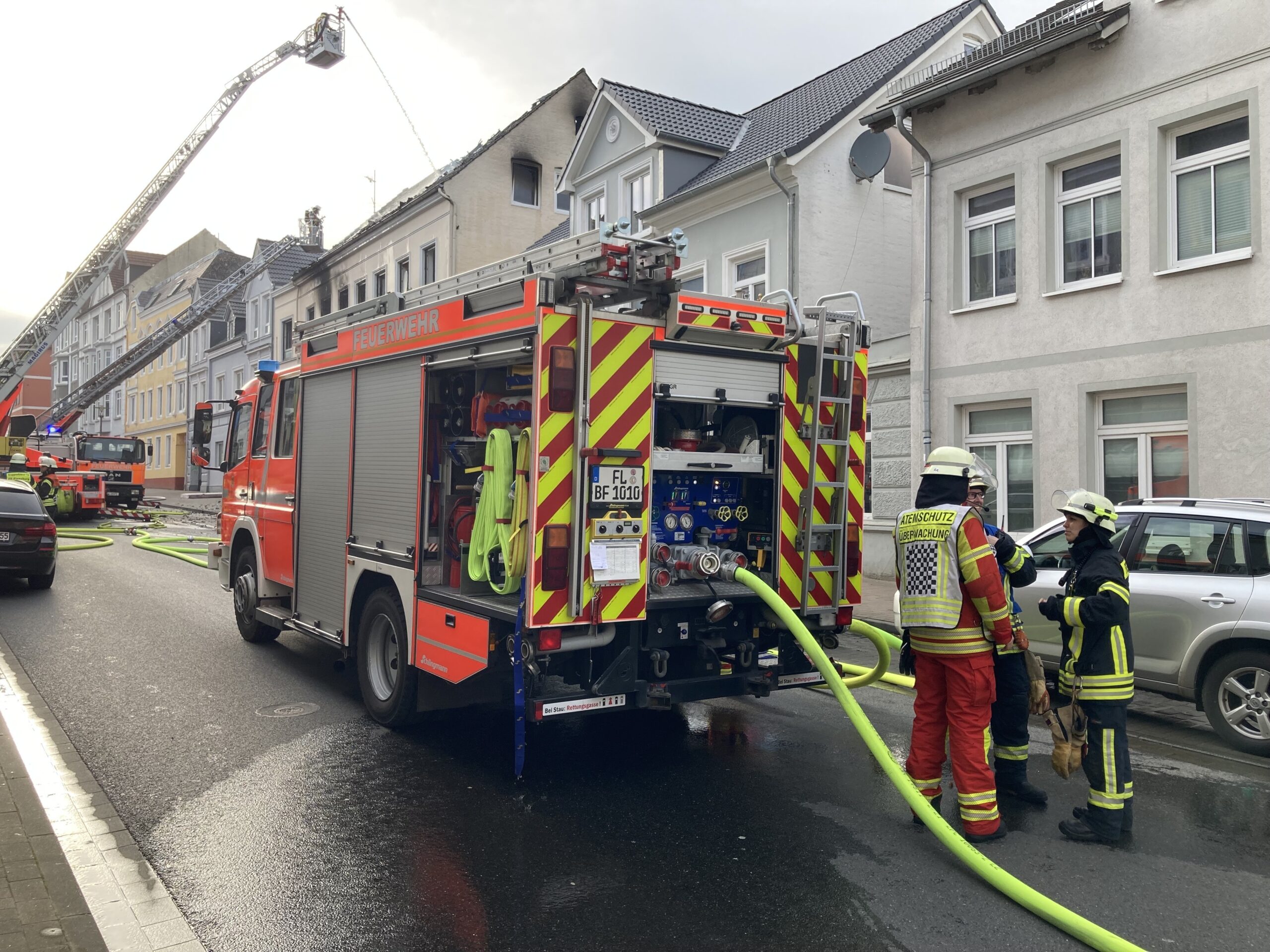 Die Feuerwehr ist bei einem Brand in Flensburg im Einsatz. In Flensburg ist am Donnerstag ein großes Feuer ausgebrochen. Teile eines Mehrfamilienhauses sollen in Flammen stehen.