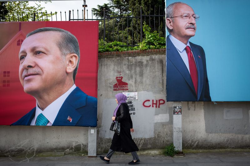 Zwei Wahlplakate zeigen den Kandidaten der oppositionellen Republikanischen Volkspartei, CHP-Chef Kemal Kilicdaroglu (r.), und den türkischen Präsidenten Recep Tayyip Erdogan.