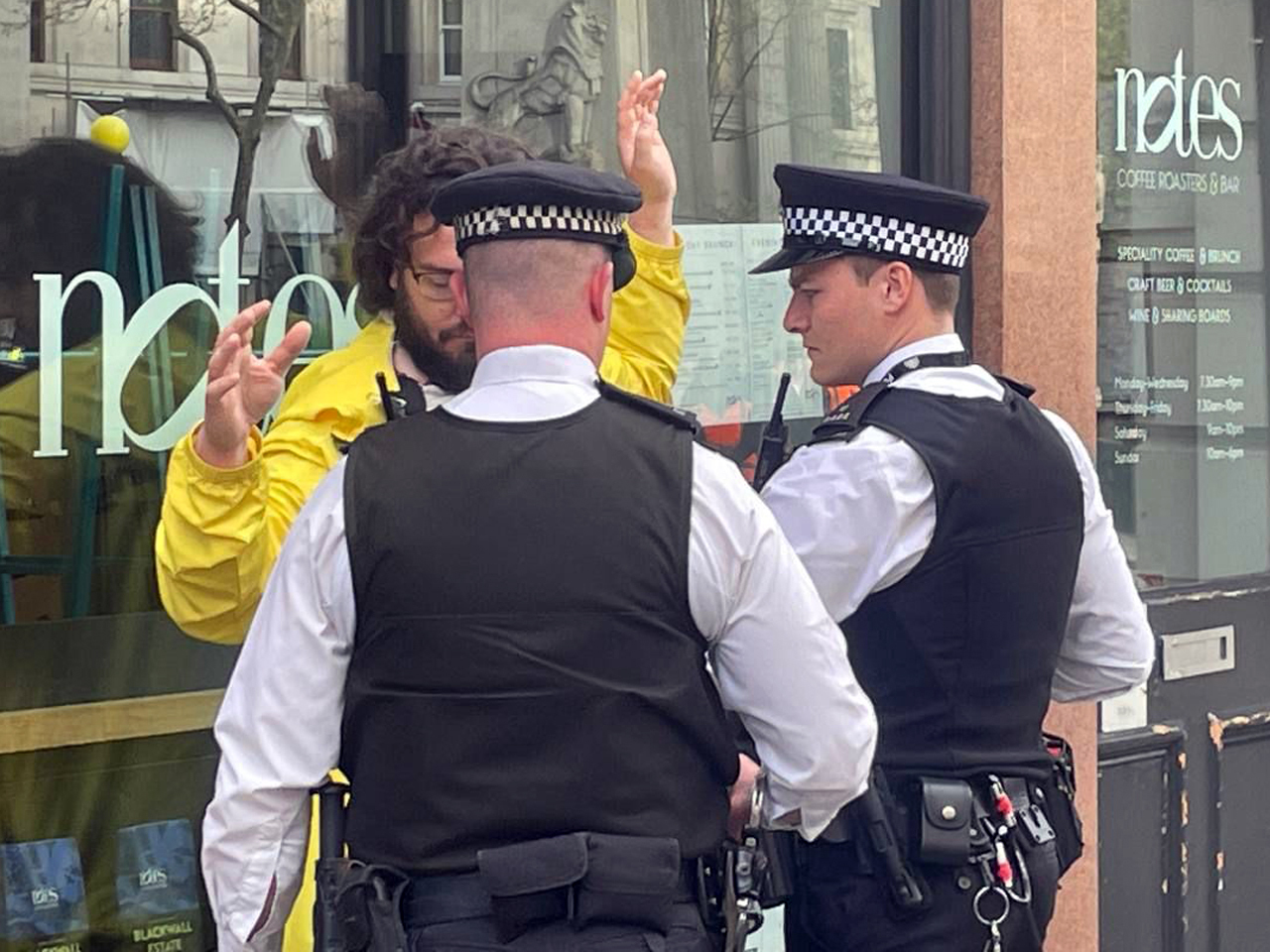 Die Polizei nimmt einen Anti-Monarchie-Protestler in London fest
