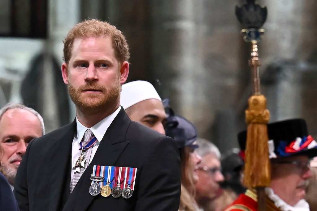 Prinz Harry in Uniform bei der Krönungszeremonie