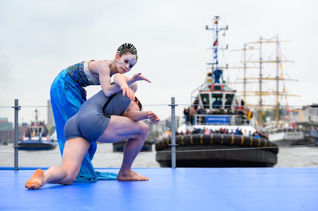 Tänzer des Bundesjugendballetts während ihrer Performance auf der Elbe auf einem Schlepper vor den Landungsbrücken.