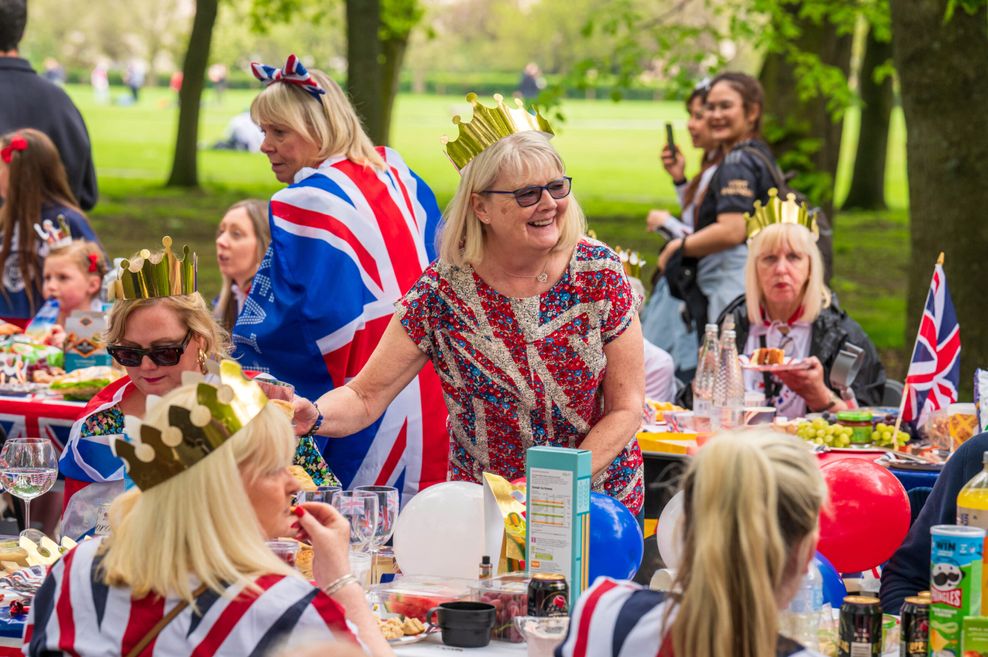 Menschen feiern anlässlich der Krönung ein Straßenfest im The Regent’s Park.