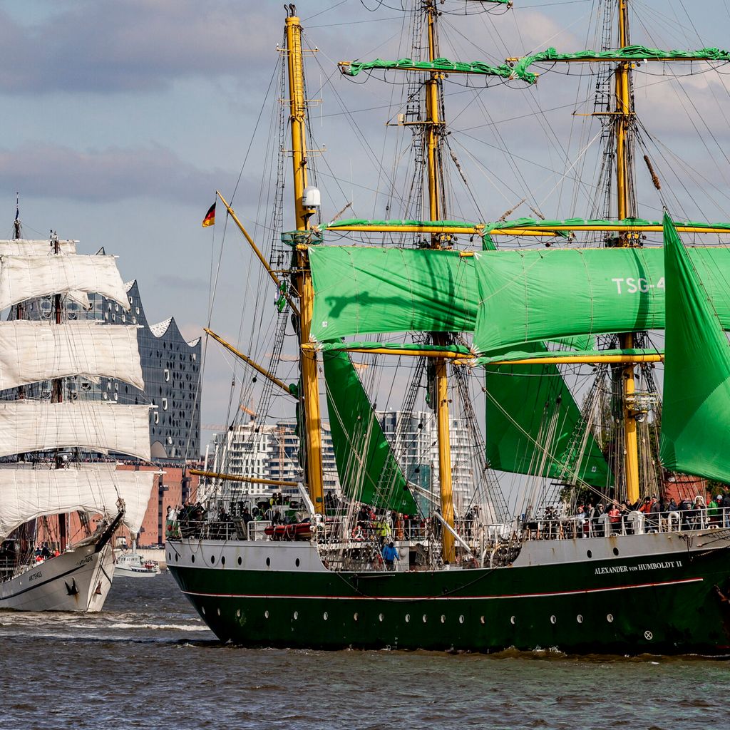 Dutzend Schiffe beteiligen sich beim Hamburger Hafengeburtstag an der Auslaufparade