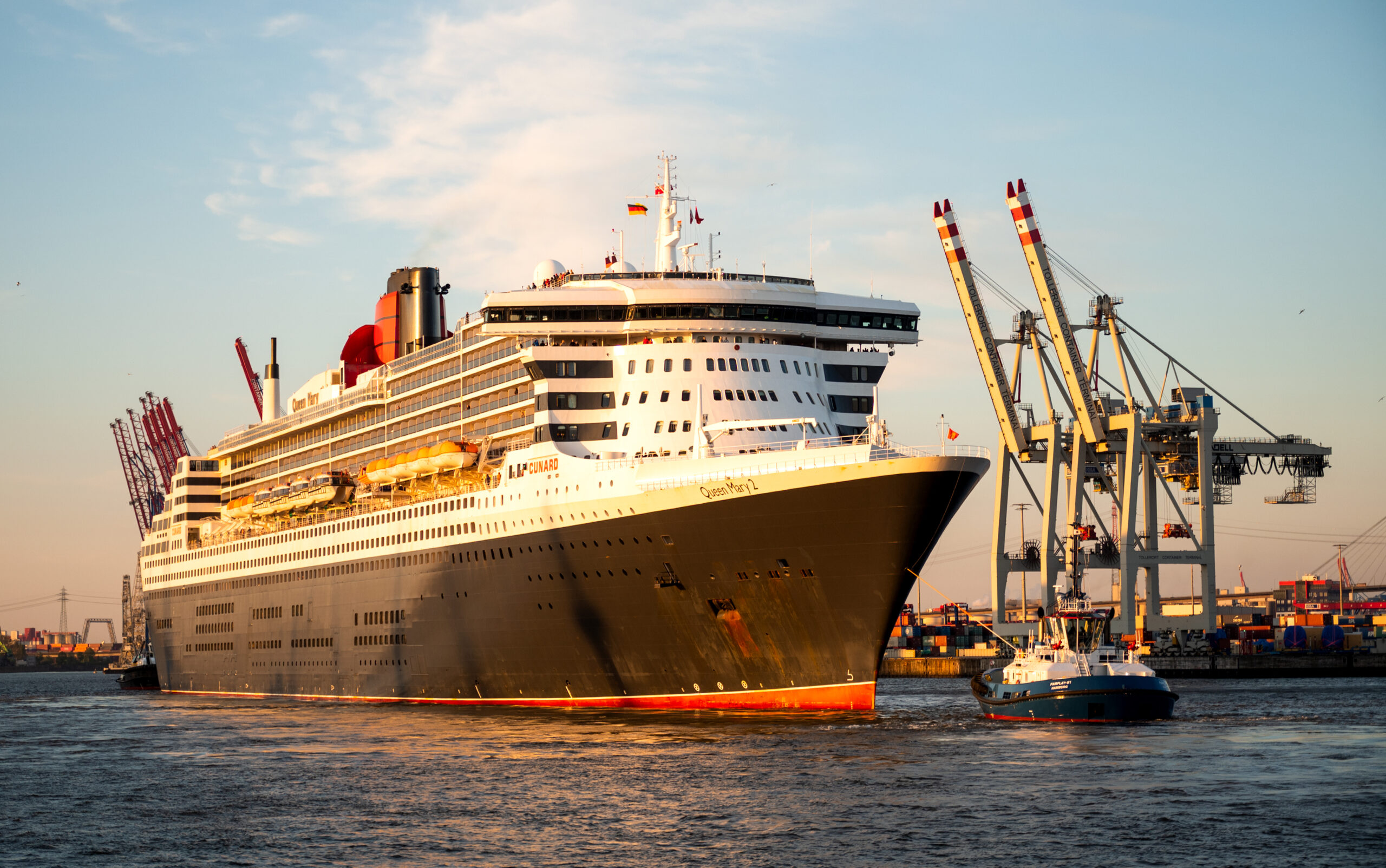 Die „Queen Mary 2“ wird in den Hamburger Hafen geschleppt