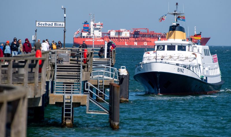 Ein LNG-Tanker liegt vor Rügen. Kritiker befürchten, dass ein Terminal zu Einbrüchen beim Tourismus führen könnte.