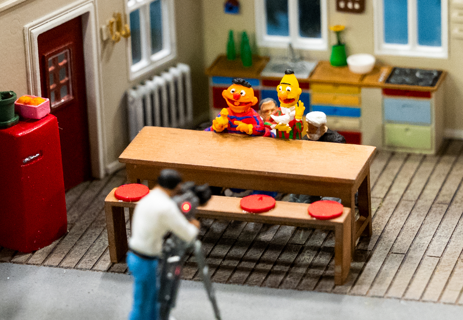 Blick auf eine Sonderausstellung, die zum 50-jährigen Jubiläum der Sesamstraße mit den Figuren Ernie (hinten l) und Bert im Miniaturwunderland aufgebaut ist.