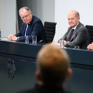 Bundeskanzler Olaf Scholz (M.), Niedersachsens Ministerpräsident Stephan Weil (l., beide SPD) und weils Amtskollege aus NRW Hendrik Wüst (CDU) stellen die Ergebnisse des Flüchtlingsgipfels vor.