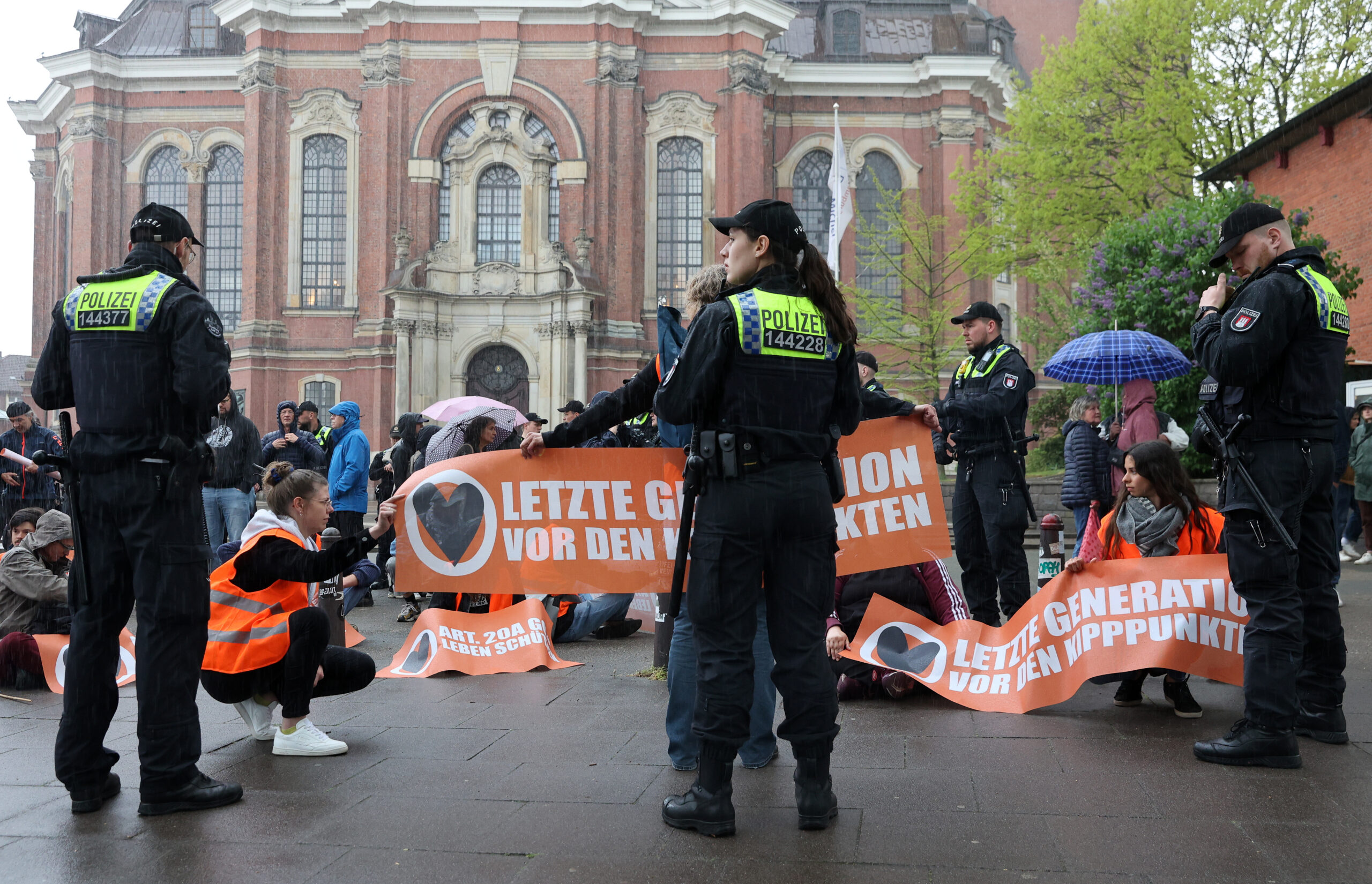 Am Mittwoch stoppte die Polizei Aktivist:innen der „Letzten Generation“ vor dem Hamburger Michel.