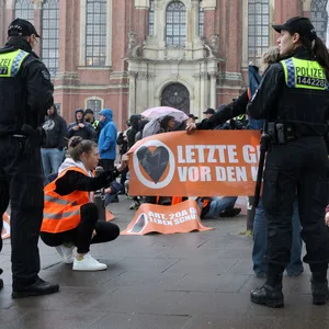 Am Mittwoch stoppte die Polizei Aktivist:innen der „Letzten Generation“ vor dem Hamburger Michel.