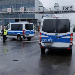 Die Polizei riegelte das Mercedes-Werk vorsorglich ab, nachdem dort Schüsse gefallen waren.