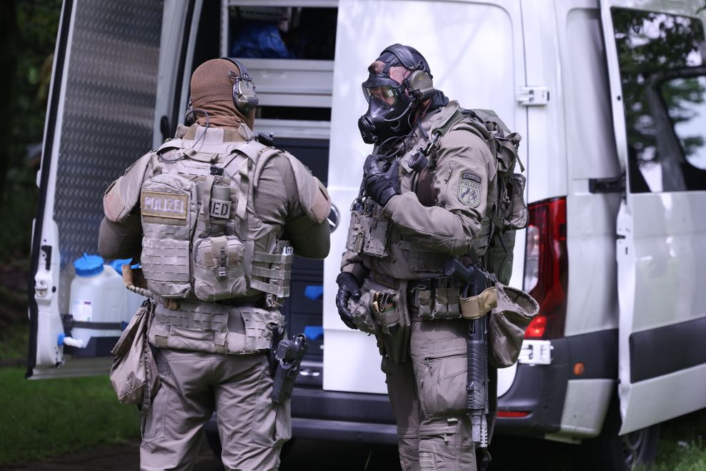 Nach einer Explosion in einem Hochhaus in Ratingen sind Spezialkräfte der Polizei alarmiert worden.