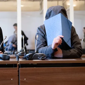 Michael Osterburg (r.) sitzt neben seinem Anwalt im Landgericht Hamburg.