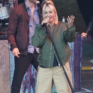 Die Sängerin Sarah Connor singt auf der Bühne im Freilichttheater am Kalkberg.