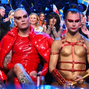 Lord of the Lost holten weniger Punkte beim ESC als erhofft. Im Hintergrund verfolgt Loreen die Vergabe.