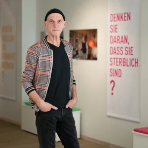 Steffen Baraniak, Co-Schöpfer und Kurator, steht in der Ausstellung „Dialog mit dem Ende“ im Levantehaus.