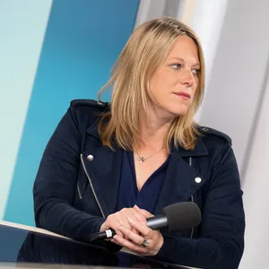 Maike Schaefer, Spitzenkandidatin von Bündnis 90/Die Grünen in Bremen und Andreas Bovenschulte, Spitzenkandidat der SPD in Bremen, stehen nach der Wahl in einem Fernsehstudio nebeneinander.