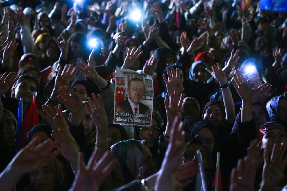 Anhänger des türkischen Präsidenten Erdogan jubeln in der Parteizentrale in Ankara, Türkei.