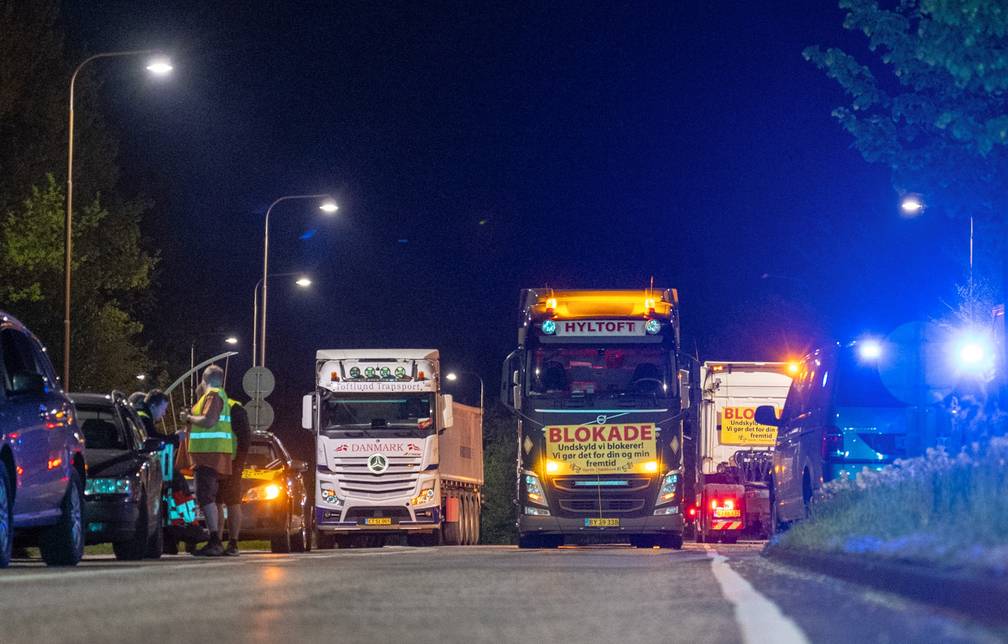 Protest gegen die Maut: Lkw blockierten gestern Abend die Straße vor der Grenze vom dänischen Padborg ins deutsche Harrislee.