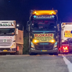 Protest gegen die Maut: Lkw blockierten gestern Abend die Straße vor der Grenze vom dänischen Padborg ins deutsche Harrislee.