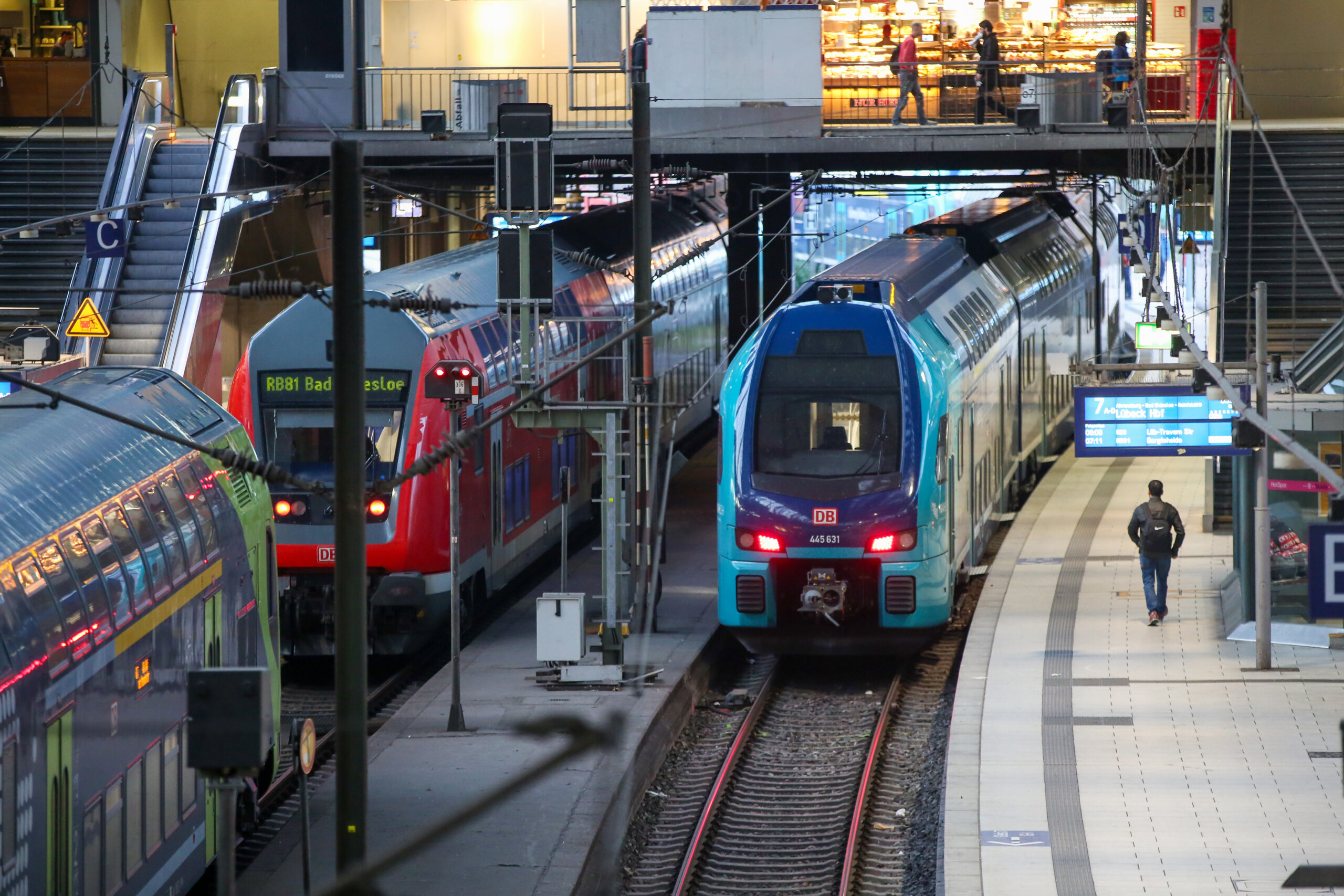 Nahverkehrszüge stehen im Hamburger Hauptbahnhof. Nach der Absage des zweitägigen Warnstreiks sind die Züge laut Angaben der Deutschen Bahn am Montagmorgen «weitgehend» wie geplant gefahren.