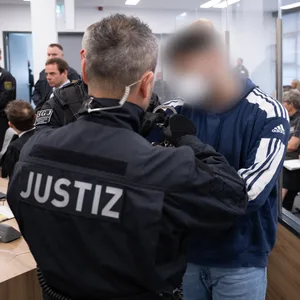Ein Angeklagter (r.) im Prozess um den Juwelenraub im Grünen Gewölbe wird in den Verhandlungssaal im Landgericht geführt.