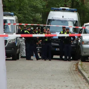 Polizisten sichern den Tatort ab. In unmittelbarer Nähe wurde am Dienstag ein Mann erschossen. Nun gab es Festnahmen.