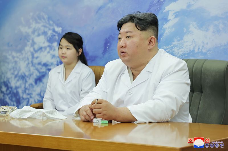 Diese von der staatlichen nordkoreanischen Nachrichtenagentur KCNA am 17.05.2023 zur Verfügung gestellte Aufnahme soll nach Angaben von KCNA Kim Jong Un, Machthaber von Nordkorea, und seine Tochter zeigen.