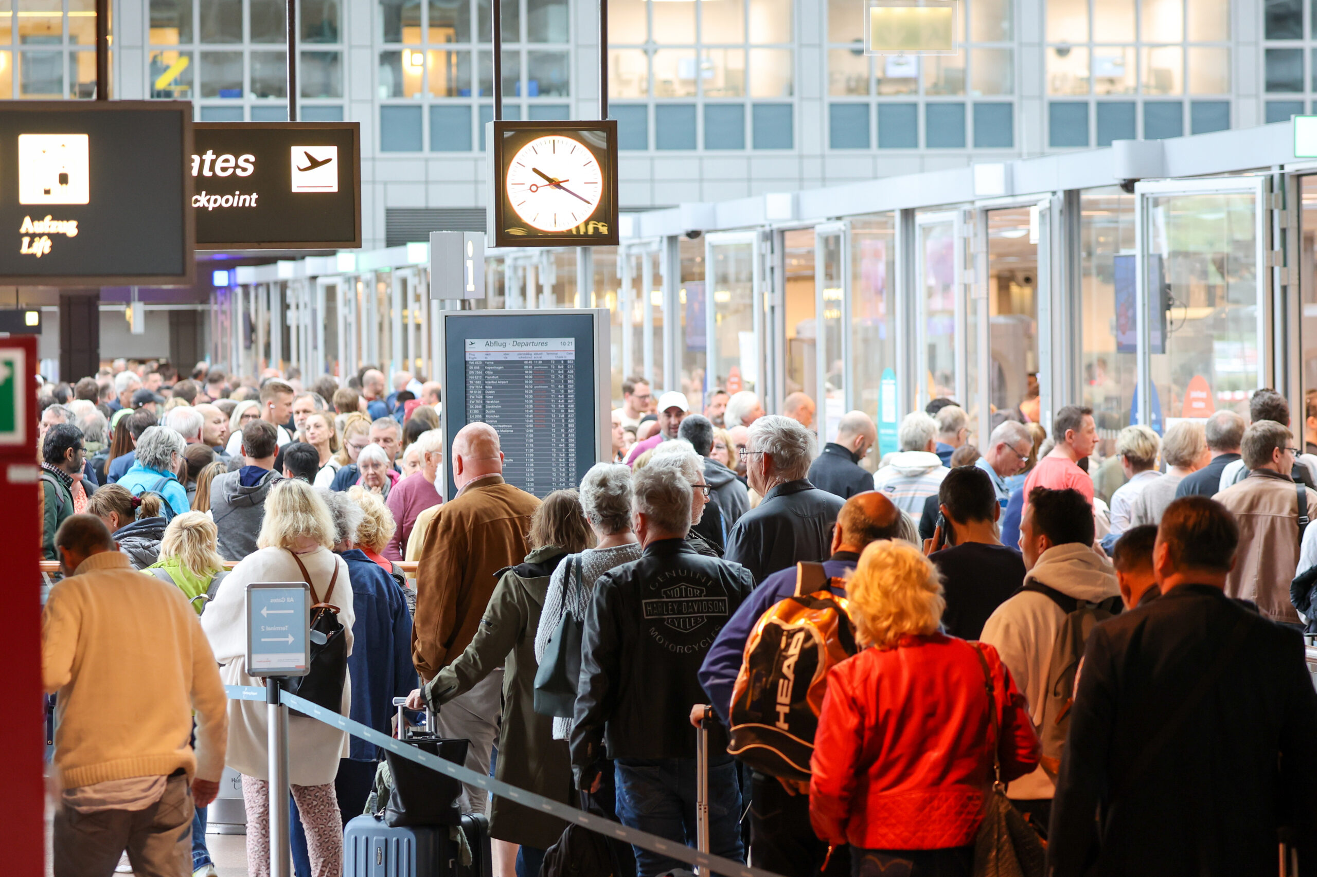 Reisende warten derzeit oft in langen Schlangen vor der Sicherheitskontrolle am Flughafen Hamburg auf die Abfertigung.