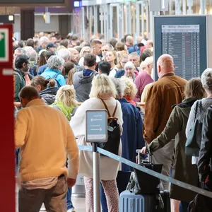 Reisende warten derzeit oft in langen Schlangen vor der Sicherheitskontrolle am Flughafen Hamburg auf die Abfertigung.