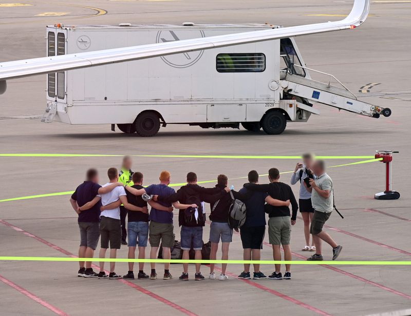 Das Bild zeigt die acht inhaftierten Kegelbrüder nach ihrer Rückkehr in die Heimat.