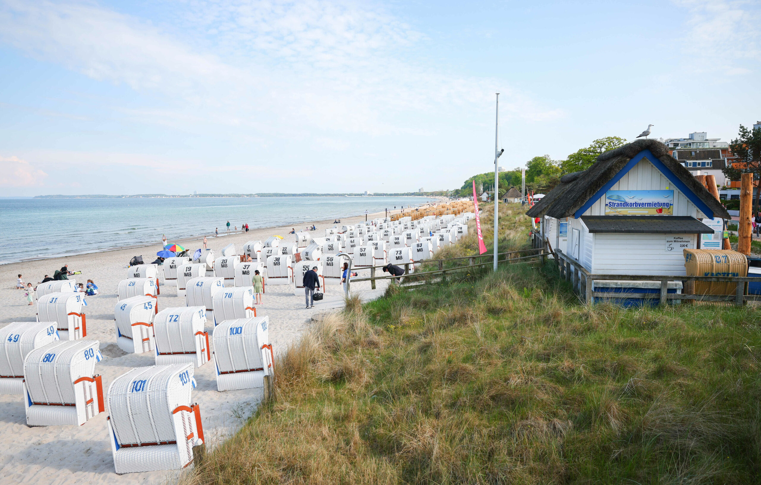 Strandkörbe stehen am Strand von Scharbeutz. Wer einen Platz in erster Reihe möchte, muss höhere Preise in Kauf nehmen.