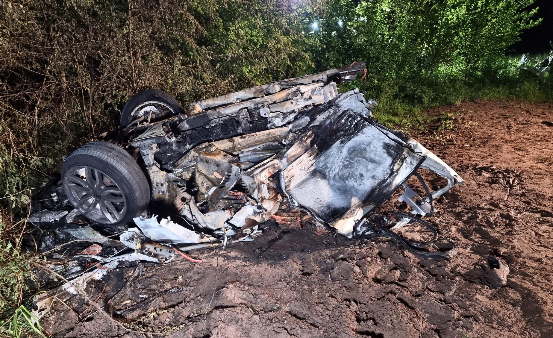 Das Bild zeigt den hinteren, abgerissenen und ausgebrannten Teil des Unfallautos.