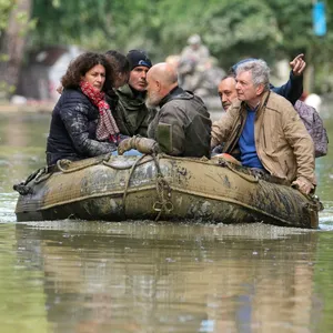 Menschen werden aus einer überschwemmten Region in Italien mit Schlauchbooten evakuiert.