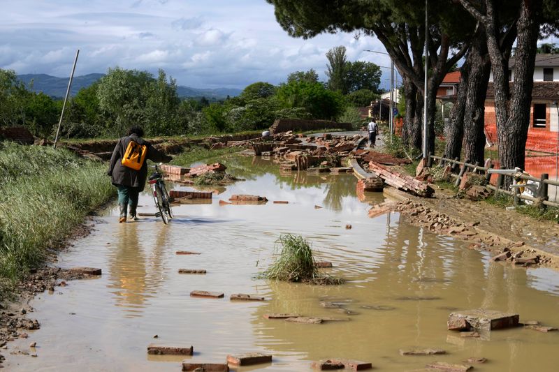 Blick auf eine vom Fluss Lamone, der durch die Regionen Toskana und Emilia-Romagna fließt, überflutete Straße.