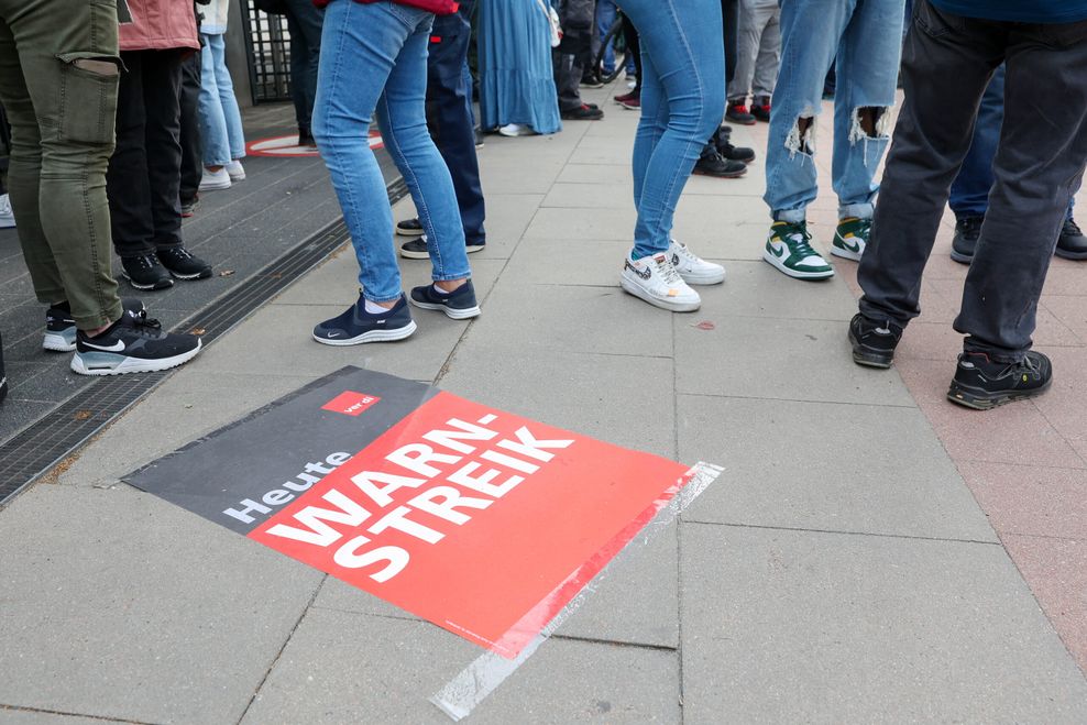 Mit am Boden klebenden Plakaten machte Verdi auf den Warnstreik aufmerksam.